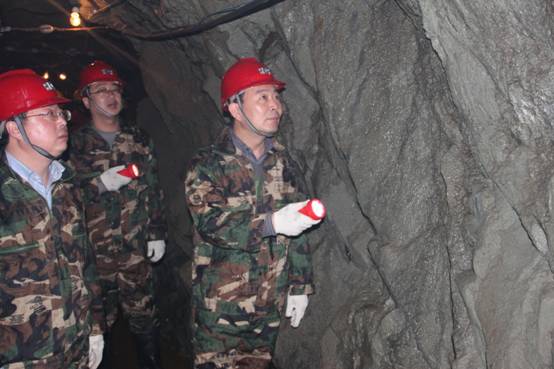 D:My DocumentsMy Pictures照片 5月11日隊(duì)長(zhǎng)在檢查老李玉石峪硐子時(shí)特別強(qiáng)調(diào)要加強(qiáng)安全管理管理工作照片 058.jpg